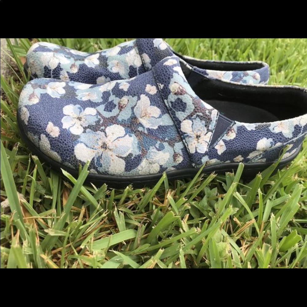 Klogs (size 11)